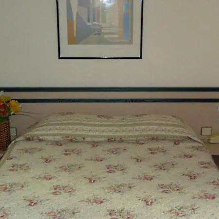 Hotel Hipotel Belgrand Edith Piaf 3*