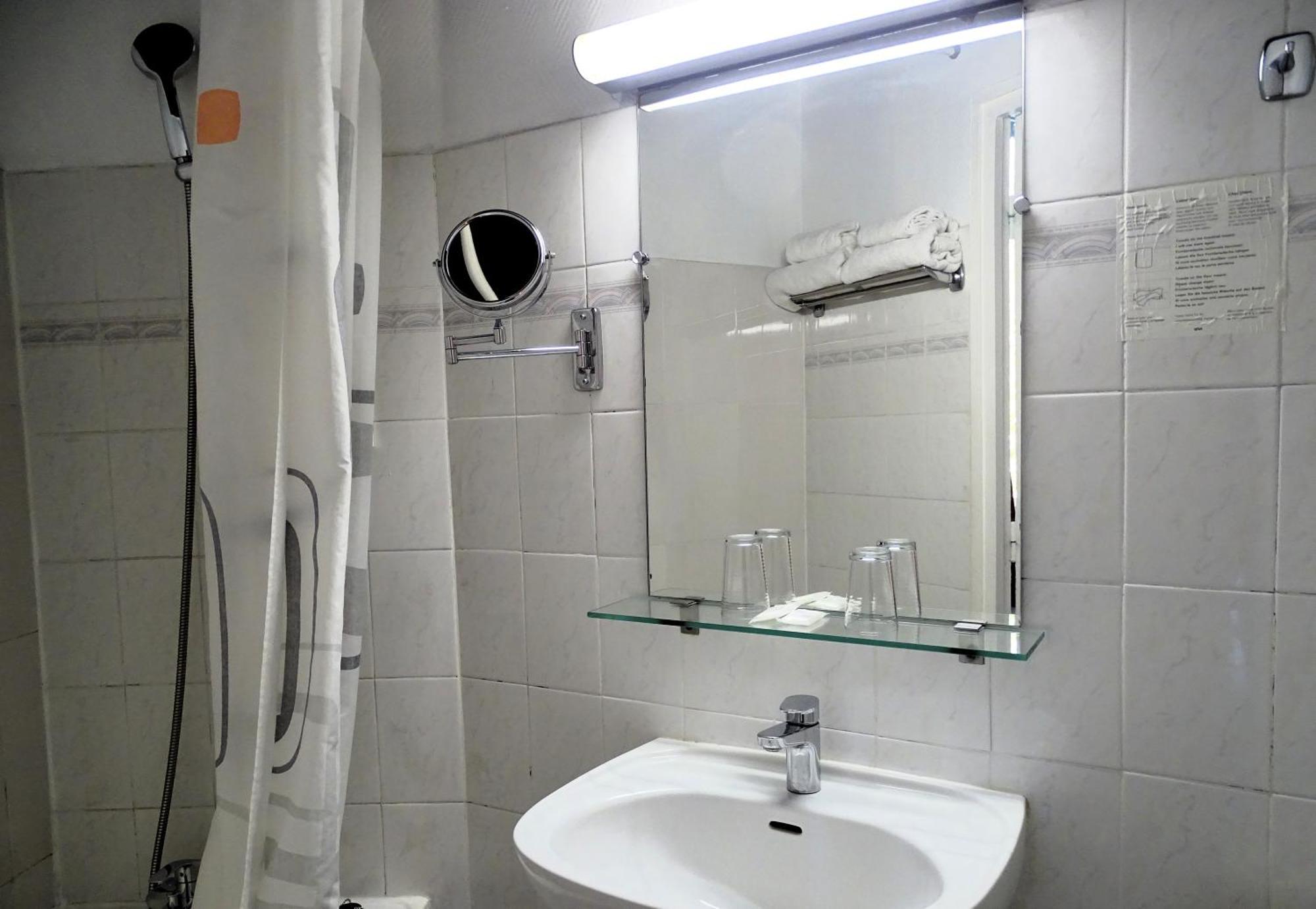 Hipotel Belgrand Edith Piaf 3*