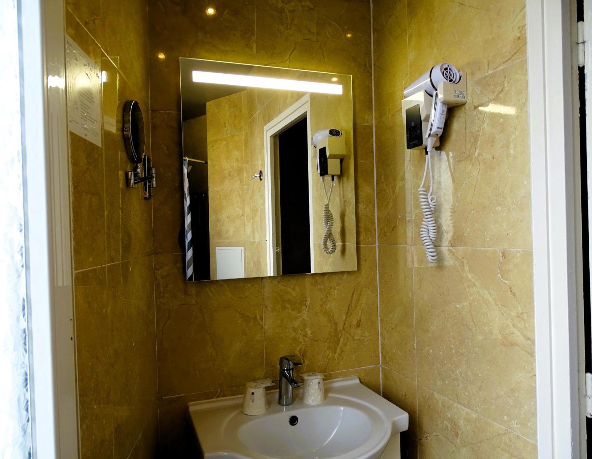 Hotel Hipotel Belgrand Edith Piaf 3*